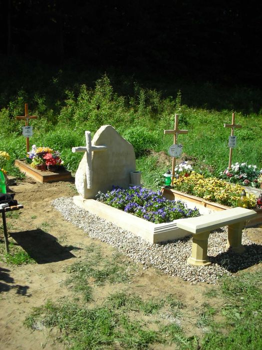 Nagrobek z piaskowca, montaż
