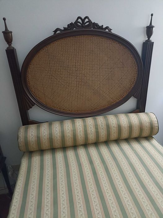 Cama de solteiro com cabeceira em palhinha e colchão