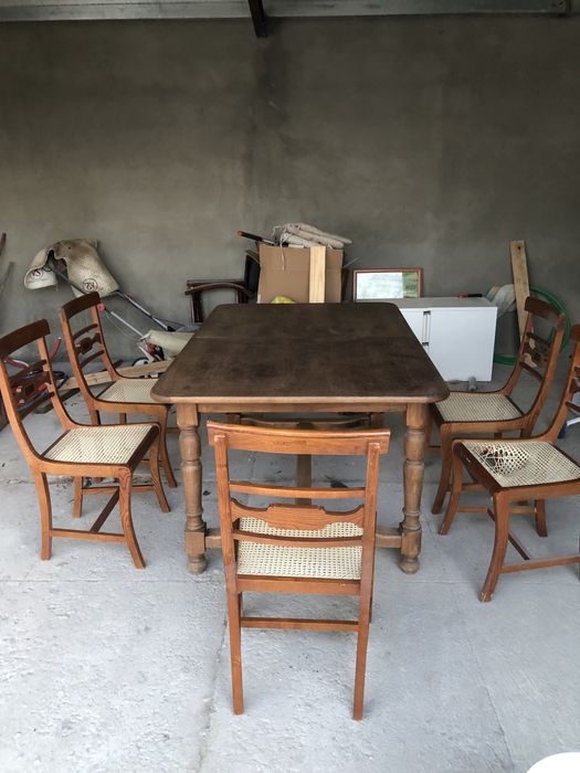 Vendo mesa de madeira maciça mais 6 cadeiras
