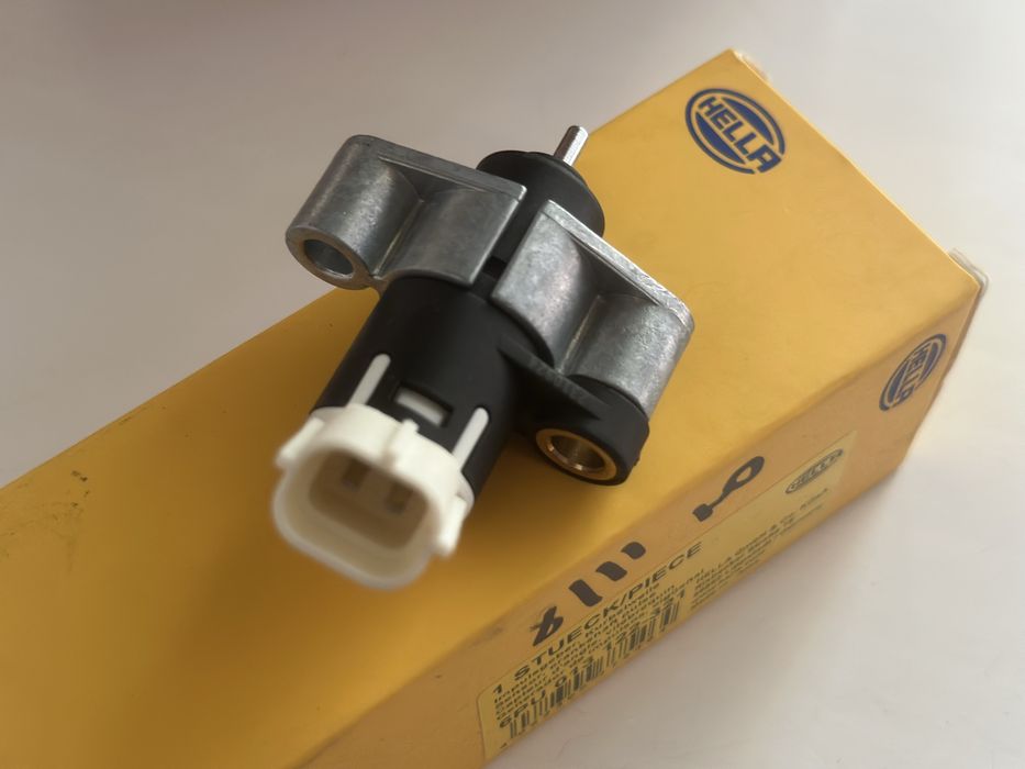 На датчик импульсов положения коленвала HELLA  артикул 6PU 013 122-321