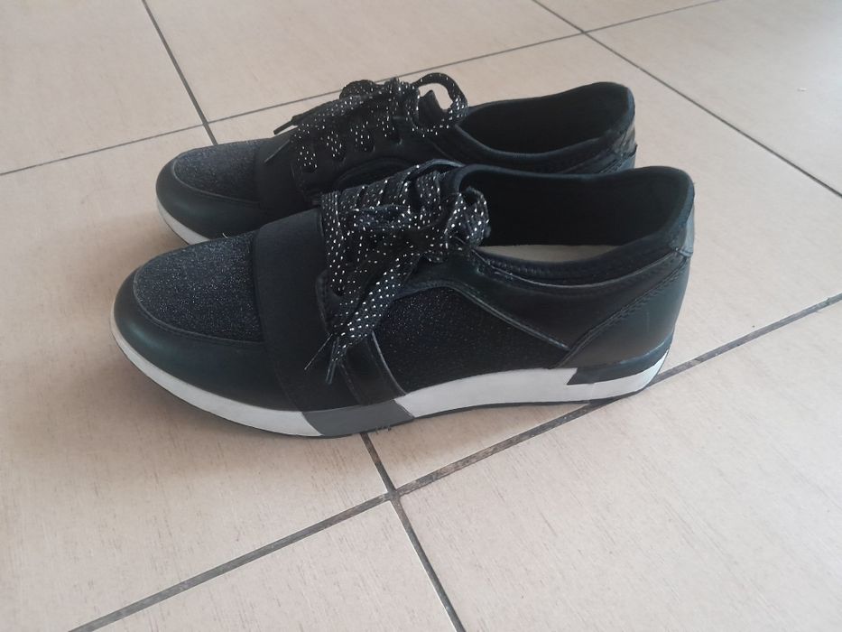 Modne czarne adidasy