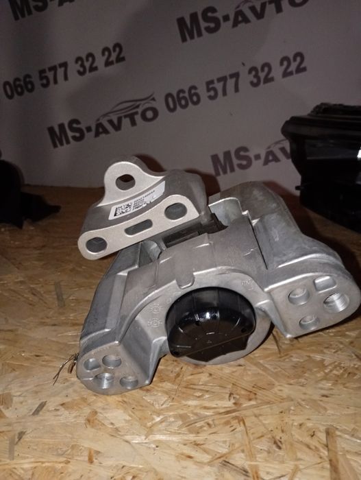 Подушка двигуна права Jeep Cherokee 3.2