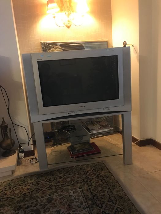 Televisão sony com móvel no Lumiar.