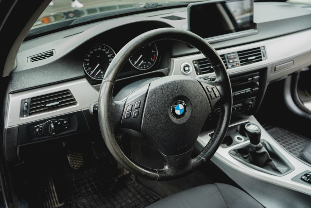 BMW E90 320i zadbana