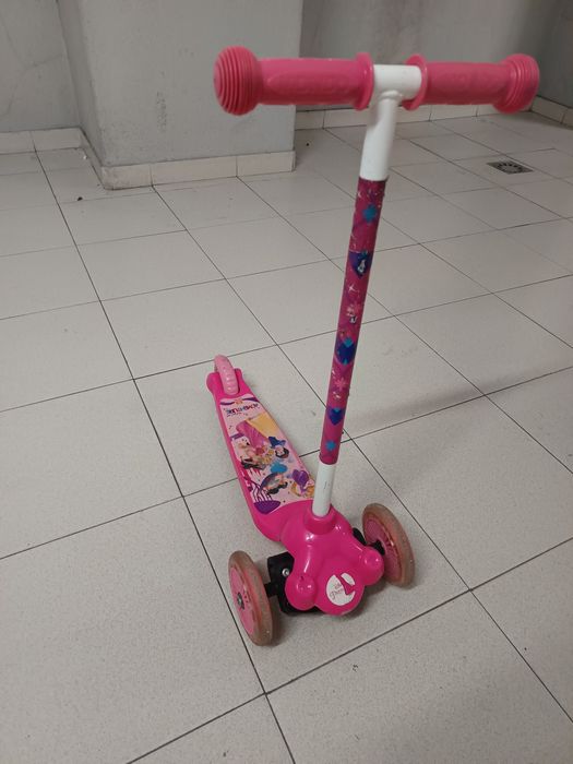 Trotinete menina