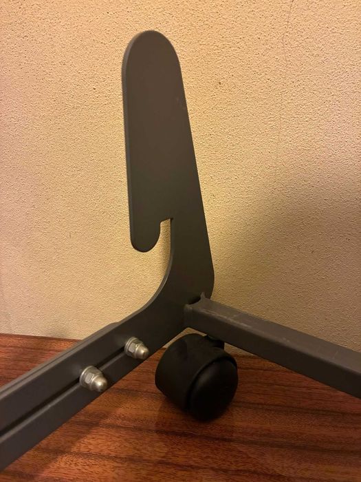 Suporte metálico com rodas para torre de PC ou equipamento técnico