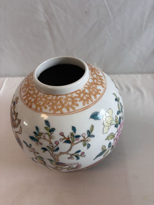 Marca Qianlong  Pote em porcelana chinesa do Século XIX, com as armas reais de Dom João V e Dona Mariana de Áustria