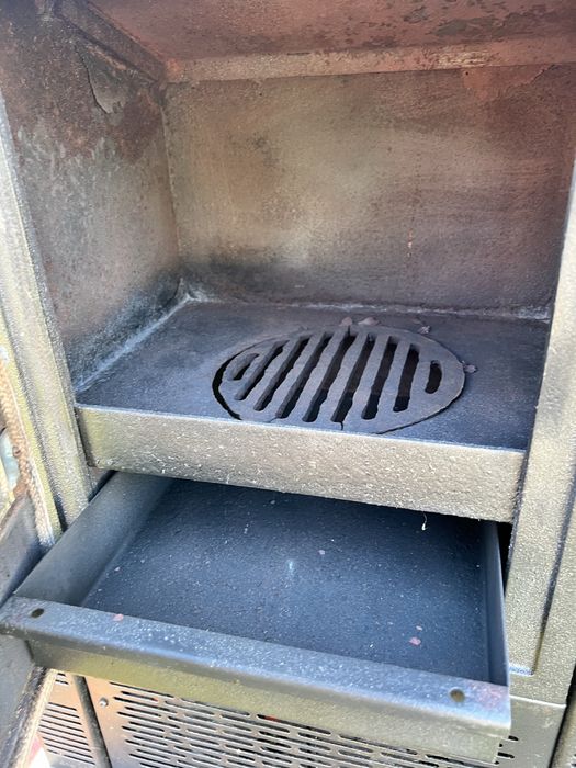 Salamandra a lenha em ferro fundido com ventilação (bom estado)