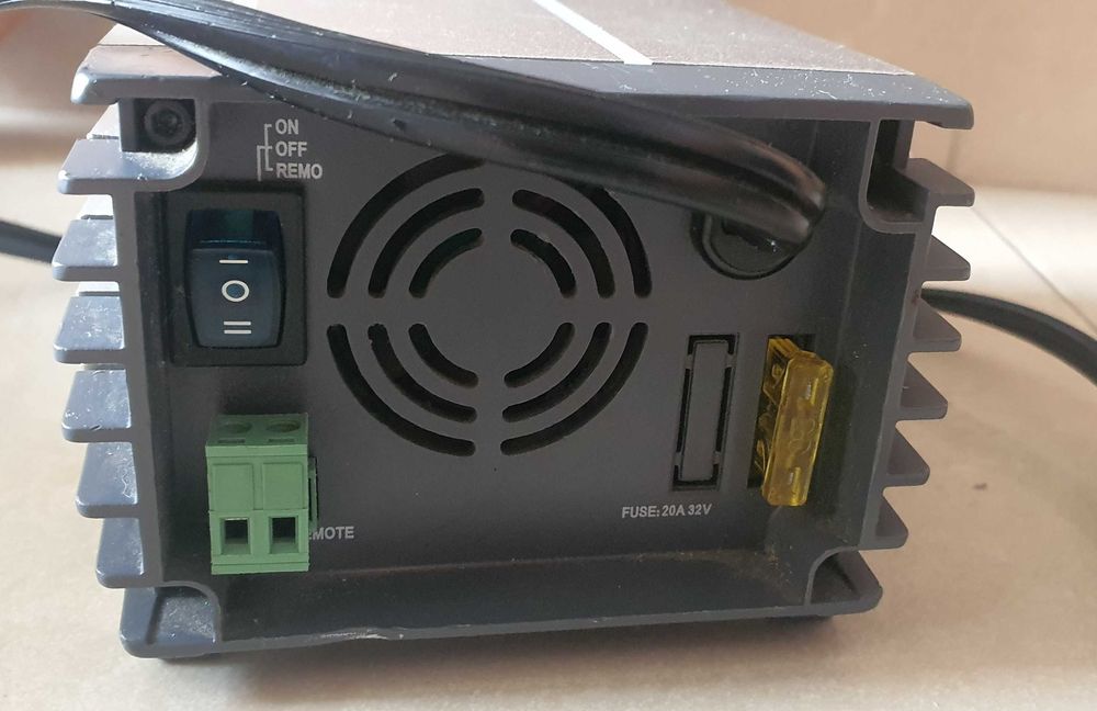 inversor de energia Dometic PerfectPower PP152 que converte 12V DC para 230V AC.