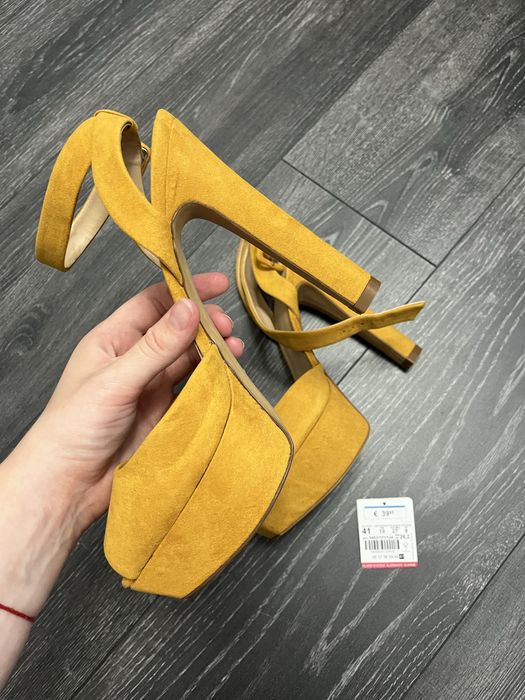 Босоніжки на каблуку