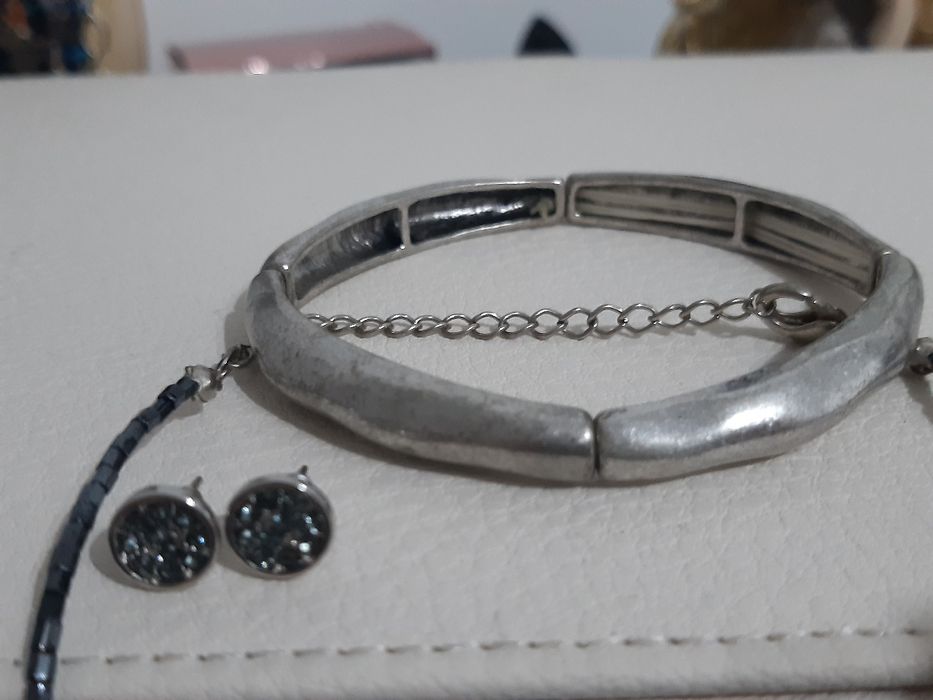 Brincos, pulseira e colar