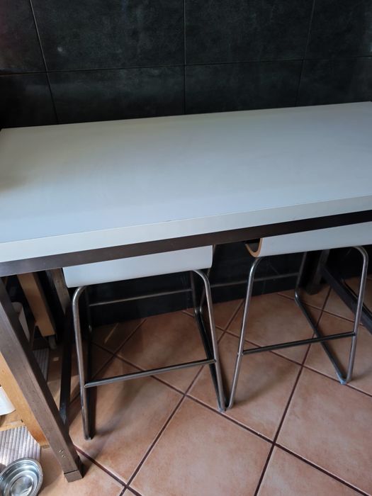 Mesa alta com 2 bancos como novos