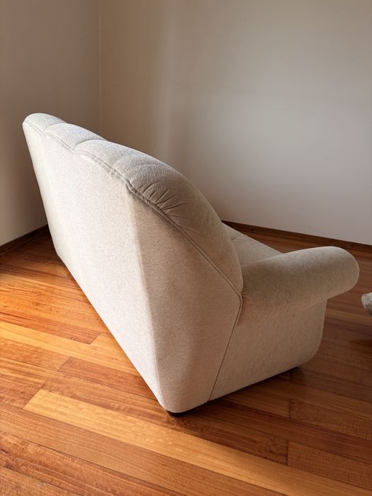 Sofá de 3 Lugares Clássico – Muito Confortável – Tecido Bege