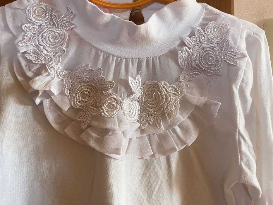 Водолазка блузка біла нарядна на9-11 р на дівчинку трикотаж