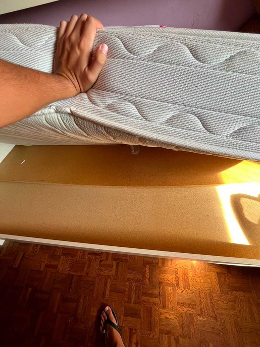 Mobília de quarto: cama com gavetão, 2 armários e arrumação.