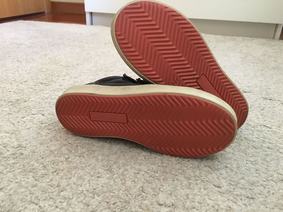 Botins castanho em pele menino