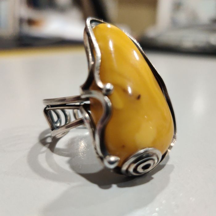 Неймовірний срібний перстень з натуральним пейзажним бурштином