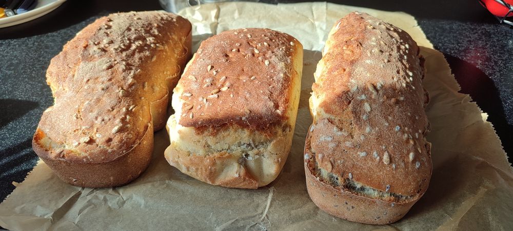 Chleb drożdżowy na drożdżach swojski ręcznie robiony z ziarnami