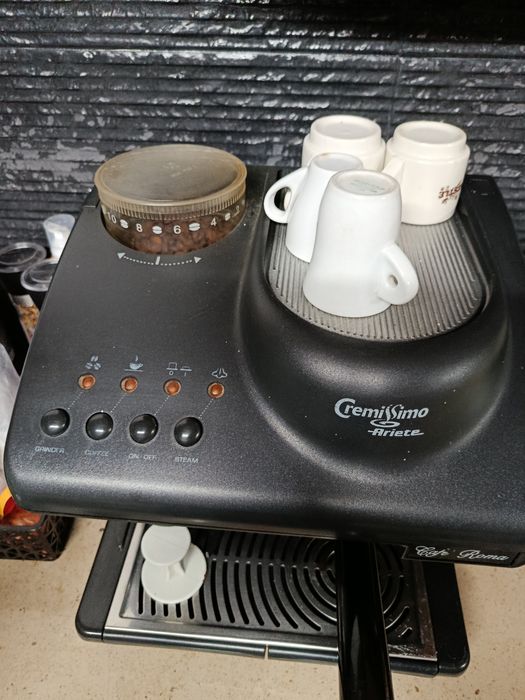 Máquina de café com moinho e vapor de espuma