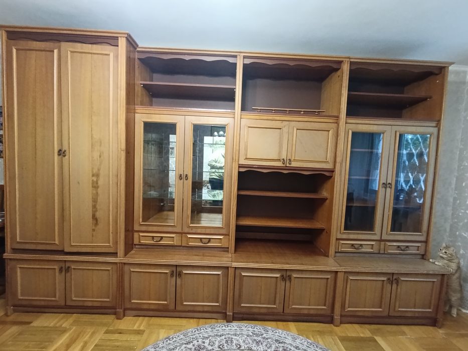 Шафа у вітальню.