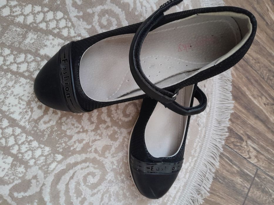 Чорні туфельки для дівчинки