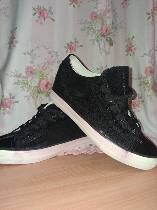Жіночі кросівки чорного кольору