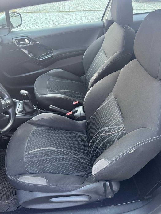 PEUGEOT 208 1.4 HDi