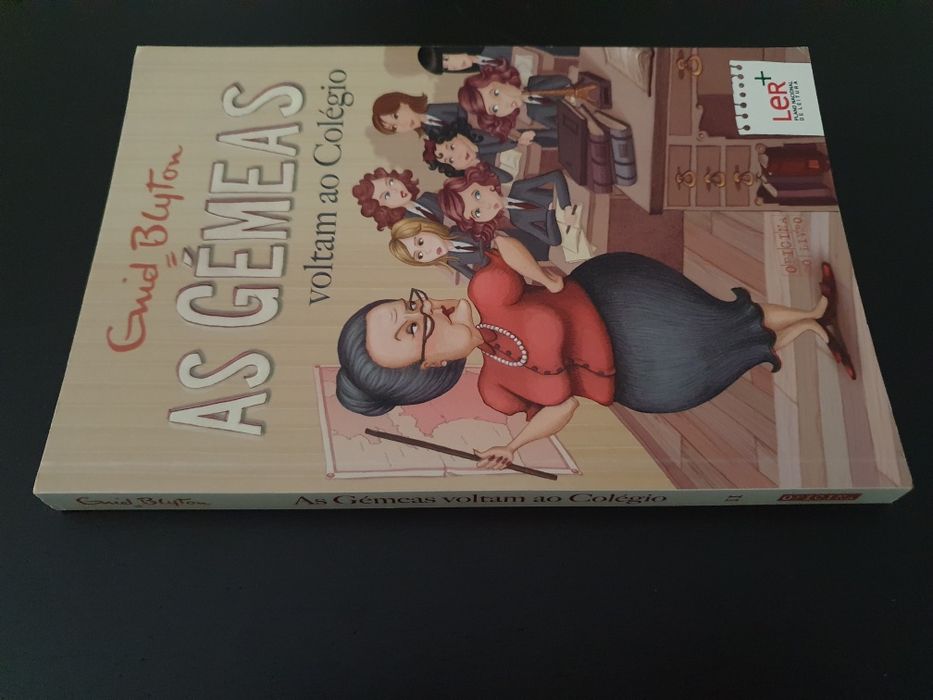 Livro: As gémea voltam ao a colégio