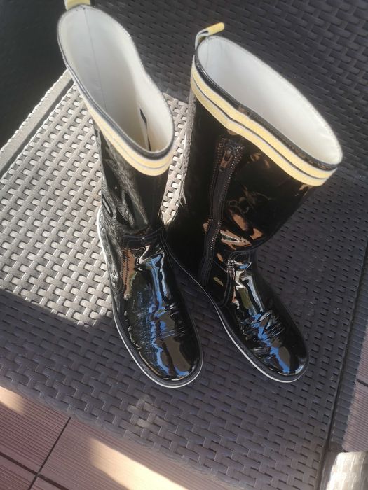 Buty Furla czarne z lakierowanej skóry