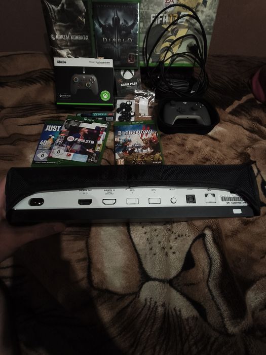 Xbox One S 1TB + Игровой комплект (7 дисков + геймпад 8BitDo + кейс)