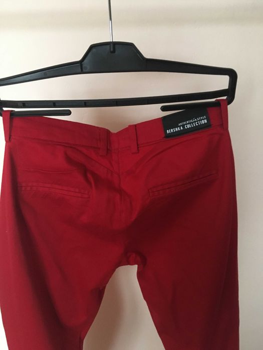 Czerwone materiałowe spodnie Bershka roz. XS