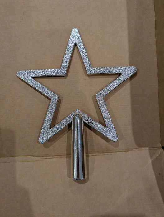 Enfeites de natal prateados e vermelhos com estrela topo árvore