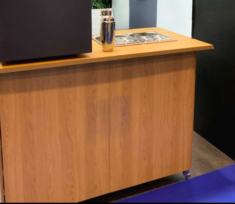 2 Bares de madeira com rodas! Bancada para cocktails e eventos