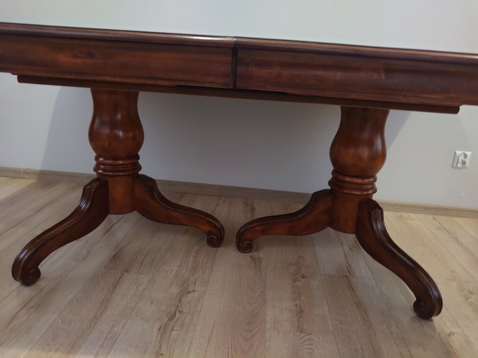 Stół drewniany w zestawie z krzesłami