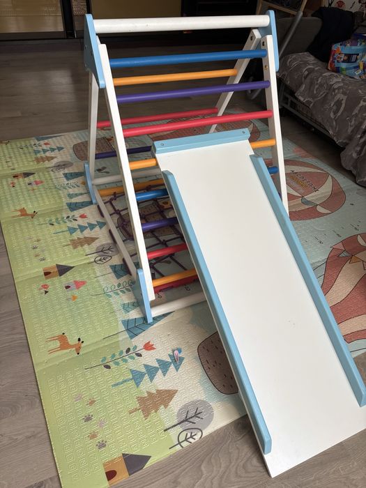 Трикутник піклера з сіткою та гіркою. Дитячий спортивний комплекс