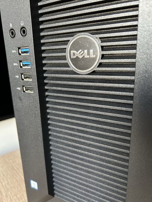 Dell intel 8GB SSD 500GB AMD Radeon PRO WX5100 +WIN11