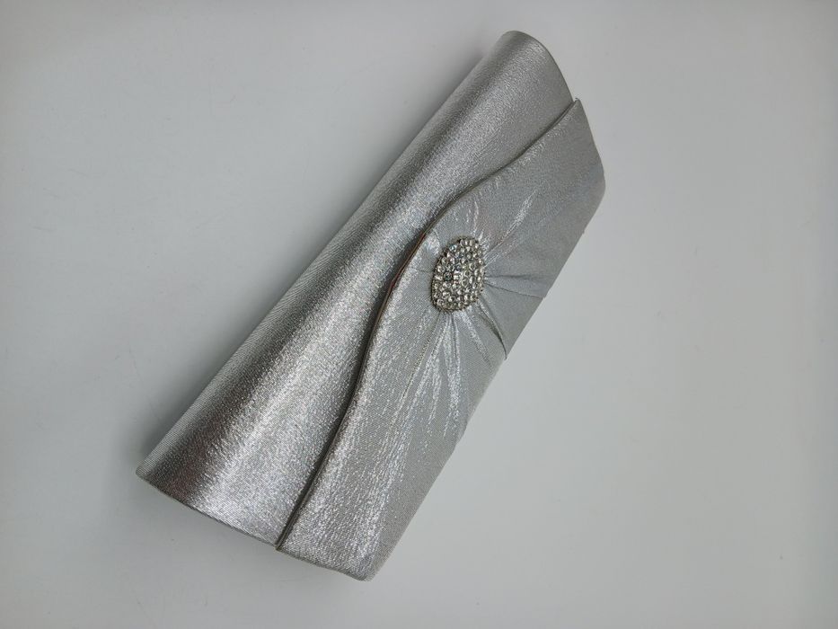 Bolsa senhora prateada com brilhantes