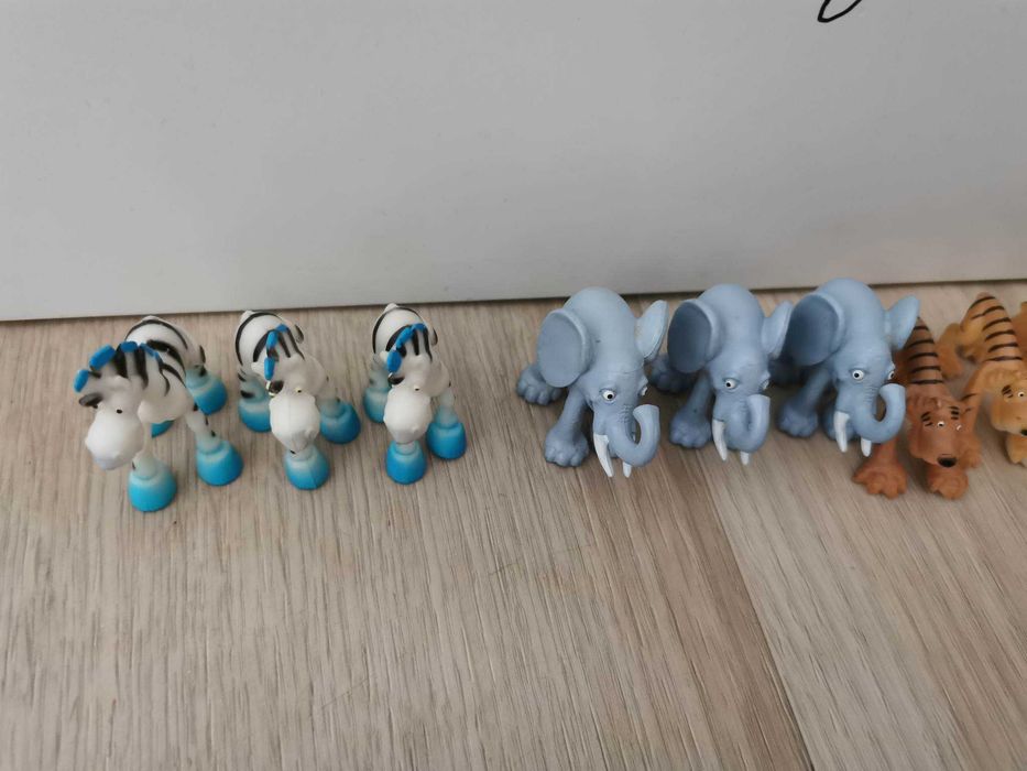 Miniaturowe figurki używane zwierzątek z sawanny