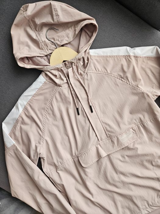 Жіноча вітровка New Balance