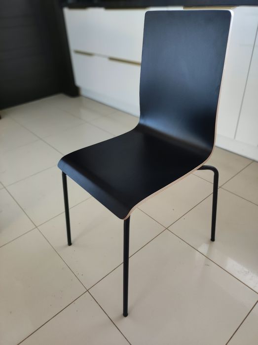 Czarne, drewniane krzesła z metalowym stelażem MARTIN  IKEA