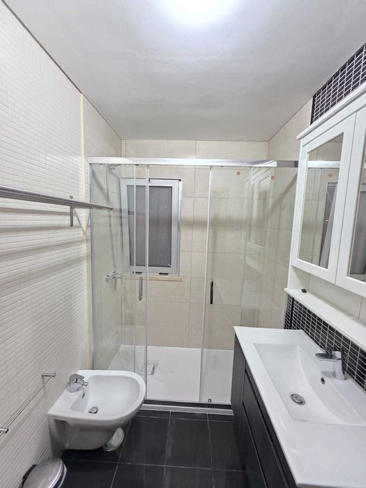 Um fantástico quarto na 147 m² duplex localizado na Parques das Nações