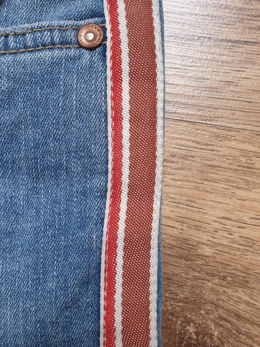 Jeansy skinny fit z przetarciami i lampasem
