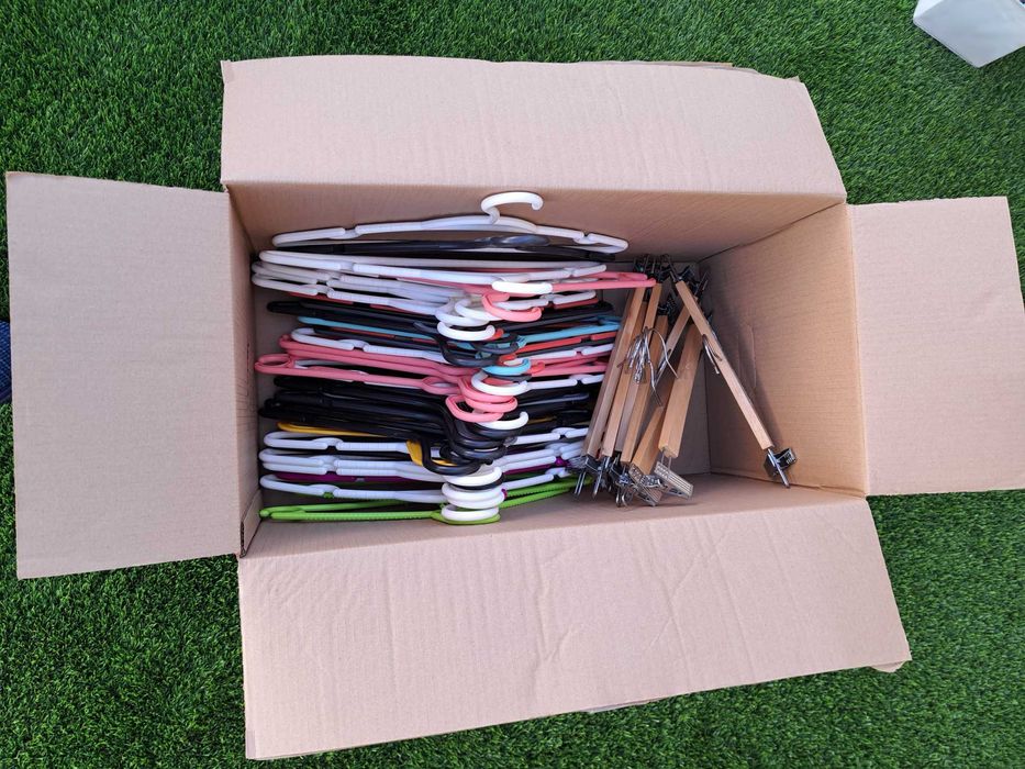 36 cabides (plástico)  e 8 de madeira/metal)