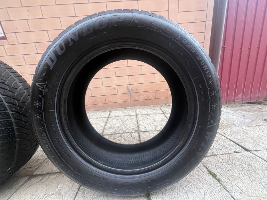 Продам пару зимових шин DUNLOP 225/55 R17