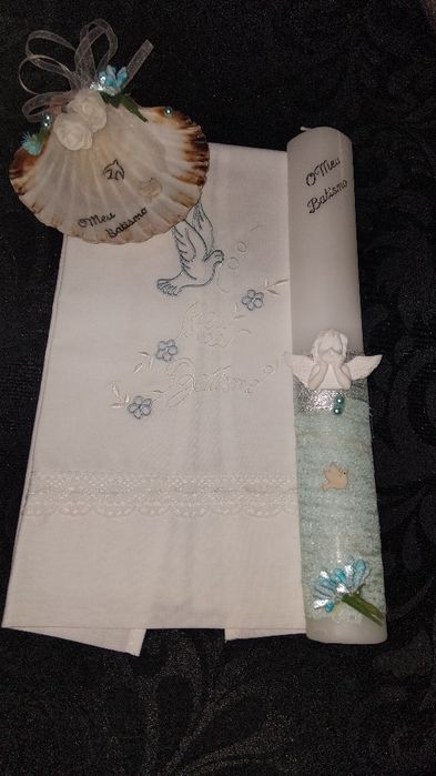 Conjunto para batismo, vela, concha e toalha.