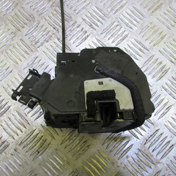 Замок дверей праві Renault Trafic 3 Opel Vivaro двери Трафик Виваро т3