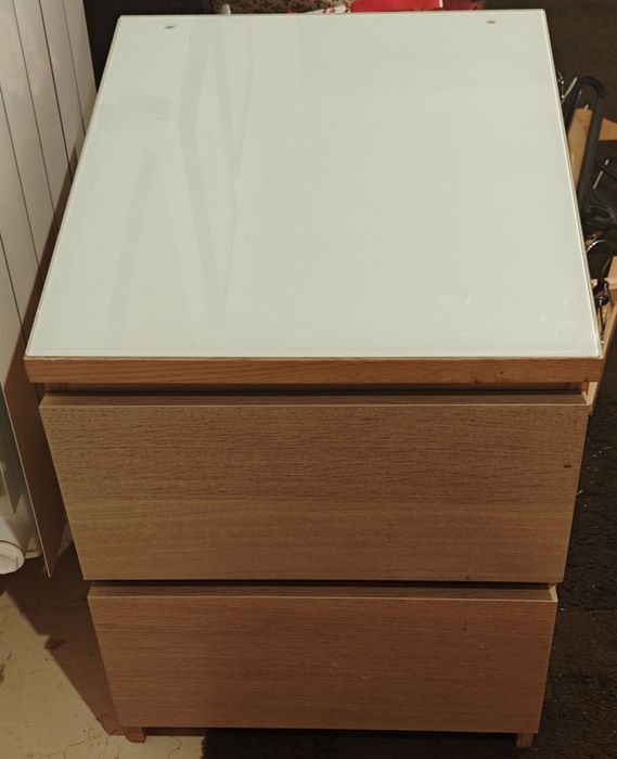 Conjunto cómoda 4 gavetas e mesas de cabeceira MALM do IKEA