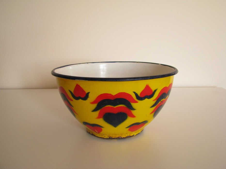 Piękna, stara, metalowa, emaliowana na żółto miska we wzory