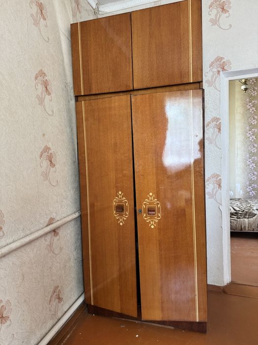 Двоспальне ліжко з комодом в підголівʼї