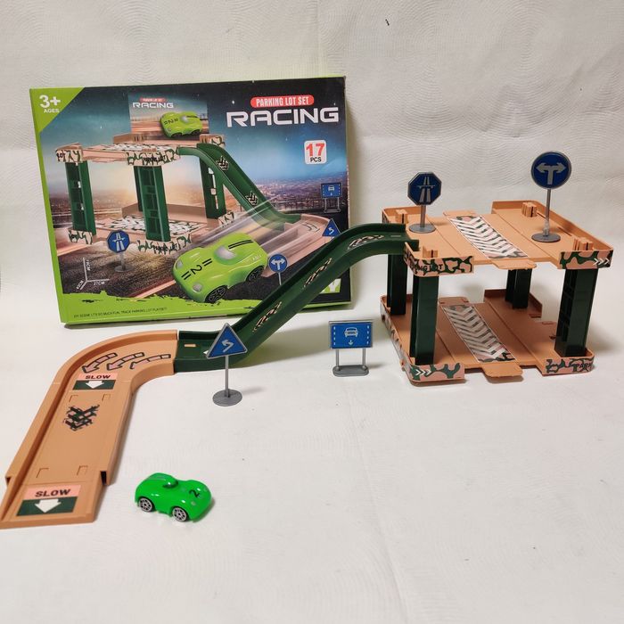 Трек з машинкою, дорожніми знаками